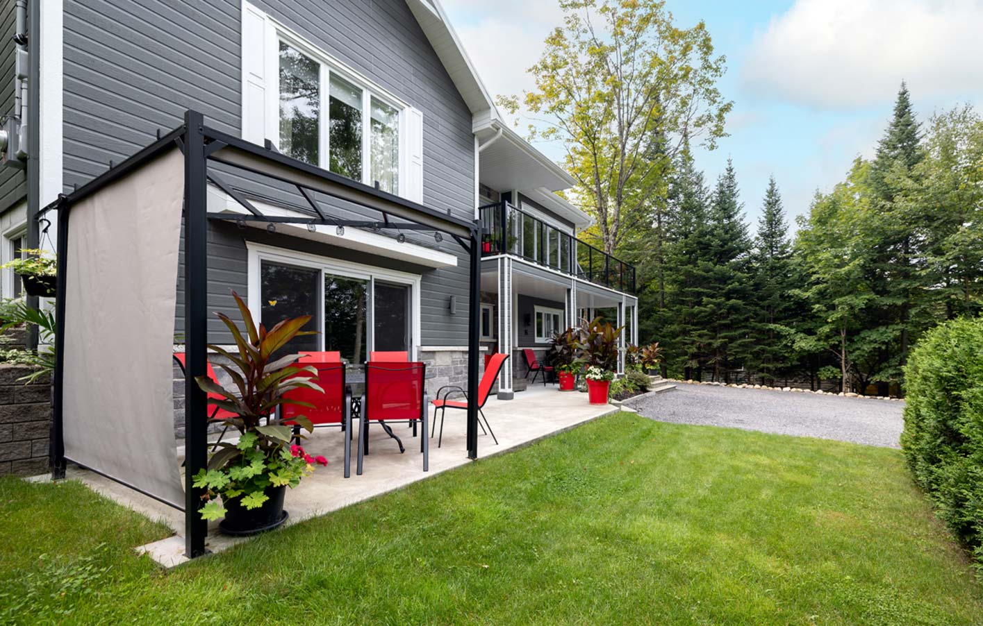 Moderne Metall-Terrassenüberdachung – Stil und Funktion Elegante Terrassenüberdachung aus schwarzem Metall mit Sichtschutz und Sitzgelegenheiten.