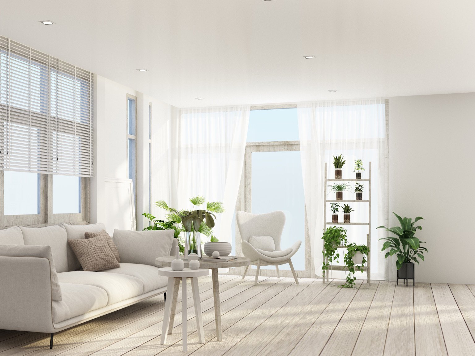 Die Massivholzdielen Vorteile liegen in ihrer außergewöhnlichen Langlebigkeit, natürlichen Ausstrahlung und der Fähigkeit, ein gesundes Wohnklima zu schaffen. Dank ihrer massiven Holzstruktur lassen sie sich mehrfach abschleifen, sind besonders wertbeständig und verleihen jedem Raum eine warme, hochwertige Atmosphäre.  Bildbeschreibung: Das Bild zeigt einen hellen Wohnraum mit großen Fenstern, die viel Tageslicht hineinlassen. Der Raum ist mit hellen Massivholzdielen ausgestattet und enthält ein beigefarbenes Sofa, einen weißen Sessel, kleine Tische sowie mehrere Grünpflanzen auf dem Boden und in einem Regal.