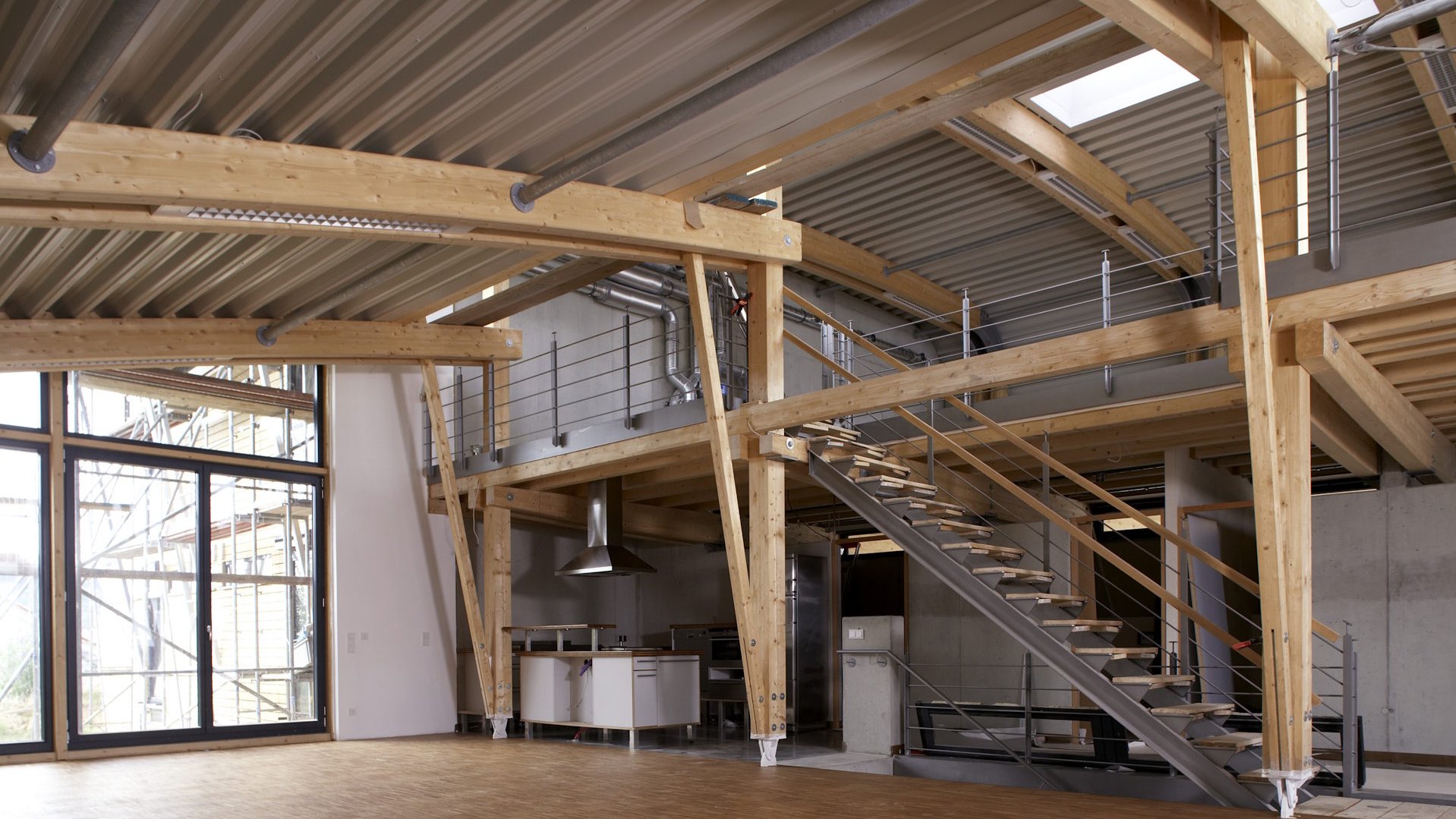 Typische Einsatzgebiete von Brettschichtholz Typische Einsatzgebiete von Brettschichtholz – vielseitiges Konstruktionsholz für Dachstühle, Hallenbau, Brücken und moderne Architektur.